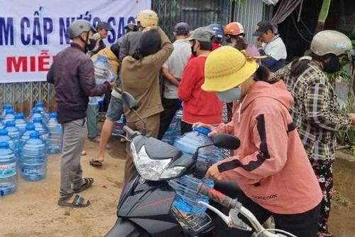 Cung cấp nước sạch giúp người dân vùng lũ Đắk Lắk phòng ngừa dịch bệnh