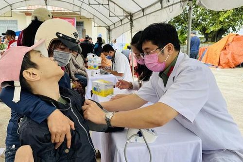 Bệnh viện 19-8 vượt đường khó, trao yêu thương và tủ thuốc đặc biệt cho bà con vùng lũ