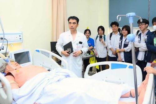 Hiện nay, có bao nhiêu trường đại học được giao nhiệm vụ đào tạo bác sĩ?