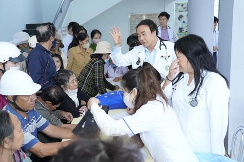Thầy thuốc Bệnh viện Bạch Mai mang hỗ trợ y tế và sự sẻ chia đến với bà con Đắk Lắk