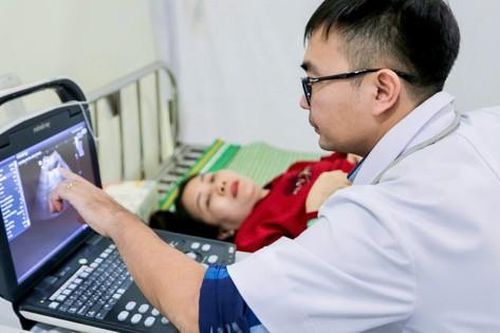 Thầy thuốc trẻ giúp người dân vùng lũ phục hồi sức khỏe sau thiên tai