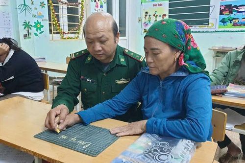Người thầy giáo mang quân hàm xanh và sứ mệnh gieo mầm tri thức