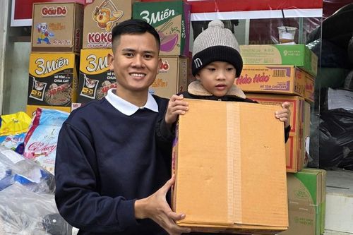 Món quà yêu thương từ Huế gửi học trò vùng lũ Đắk Lắk
