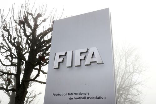 FIFA đã đúng khi siết mạnh câu giờ?