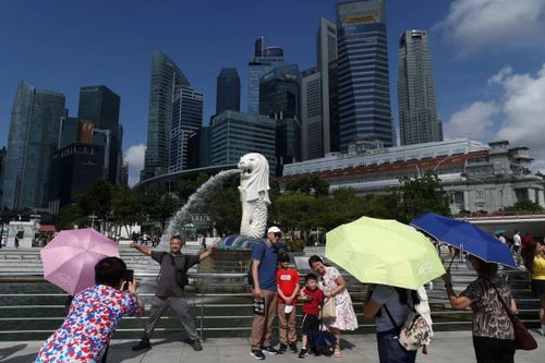 Khách Trung 'né' Nhật Bản, Singapore hưởng lợi