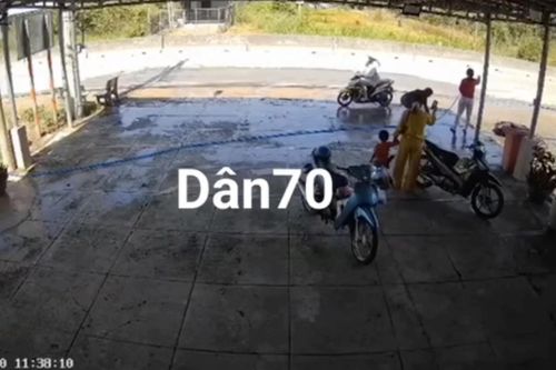 'Ôtô điên' đâm liên tiếp vào nhóm phụ nữ, một người tử vong
