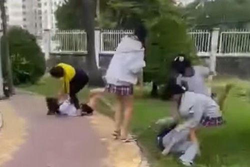 Nữ sinh TP.HCM bị đánh hội đồng, phải nhập viện sau giờ tan học