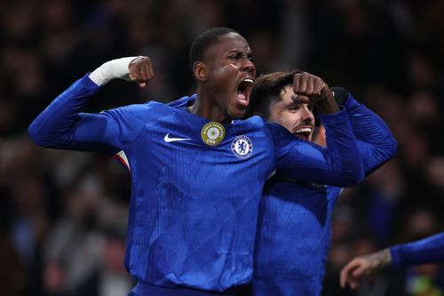 Arsenal bị 10 người Chelsea cầm hòa