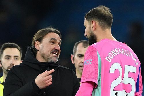 Thủ môn Man City bị tố 'giả vờ chấn thương', trọng tài biết cũng bất lực