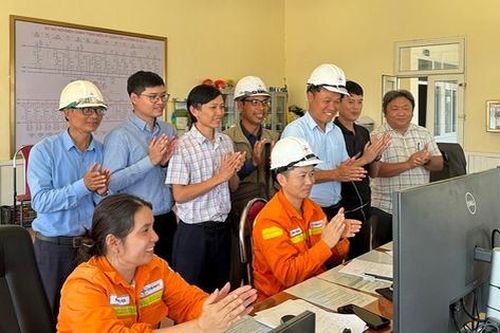 Đóng điện đường dây 220 kV Đô Lương – Nam Cấm