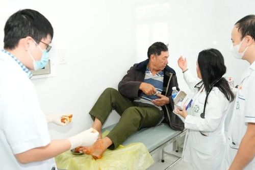 Bệnh viện Bạch Mai khám chữa bệnh, tư vấn sức khỏe người dân vùng lũ