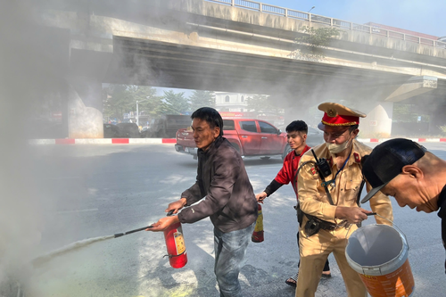 Hà Nội: Ô tô bất ngờ phát hỏa, Cảnh sát giao thông và người dân kịp thời hỗ trợ dập tắt