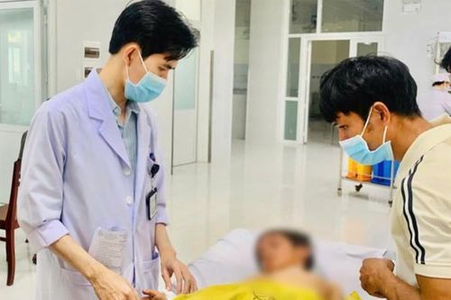 Sườn núi trơn trượt, xe công nông lật khiến 13 người bị thương