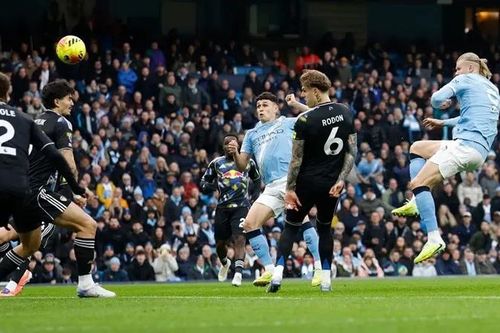 Hậu vệ tặng quà, Man City suýt đánh rơi chiến thắng trước Leeds