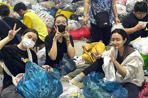 Hạnh phúc không chỉ ở tấm áo