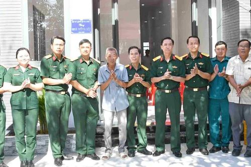 Bàn giao nhà đồng đội chào mừng 80 năm Ngày truyền thống Quân khu 9