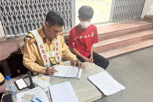Chiếc xe máy kỳ quái gây xôn xao mạng xã hội, CSGT vào cuộc