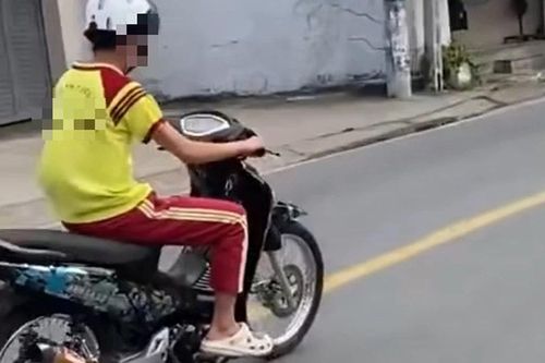 Nam sinh chạy xe máy độ, lấy khẩu trang che biển số trên đường ở TP.HCM