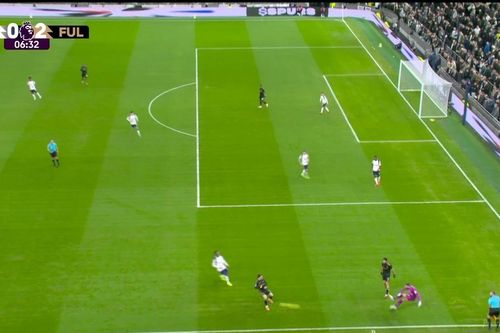 Thủ môn mắc sai lầm kinh hoàng, cổ động viên đòi sa thải HLV Tottenham