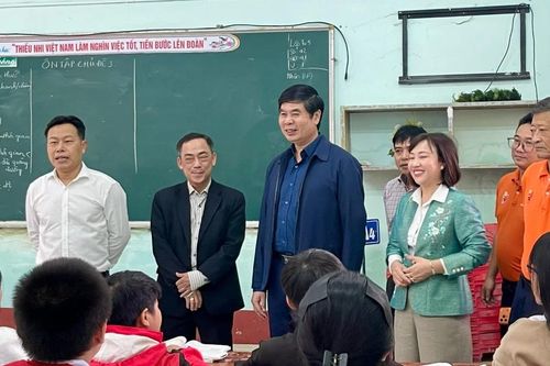 Thứ trưởng Bộ GD&ĐT Lê Quân động viên các trường học vùng bão lũ tại Gia Lai