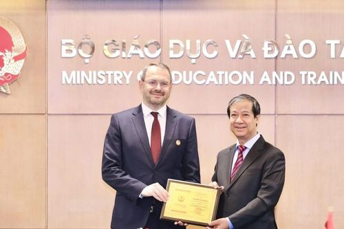Trao Kỷ niệm chương Vì sự nghiệp Giáo dục cho Thứ trưởng Mogilevsky Konstantin Ilyich