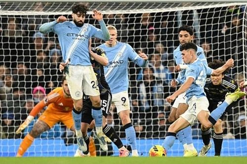 Phil Foden tỏa sáng phút bù giờ, Man City tạm vượt qua Chelsea