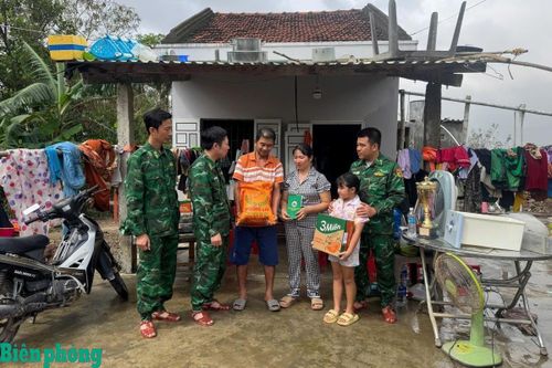 Chuyện chưa kể về những người lính thầm lặng giữa mưa lũ