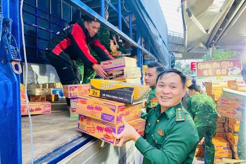 Gói ghém yêu thương gửi về bà con vùng tâm lũ