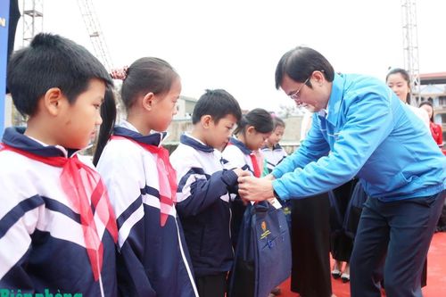 Tuổi trẻ Việt Nam đồng hành cùng thanh thiếu nhi ở khu vực biên giới