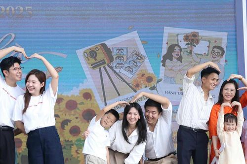 Trẻ em cần lớn lên dưới nếp nhà 'bão dừng ngoài cánh cửa'