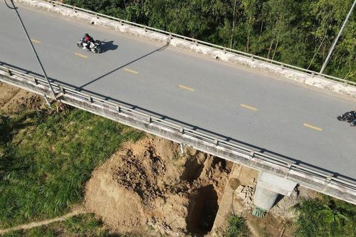 Người dân mong sớm sửa cầu Sông Lô