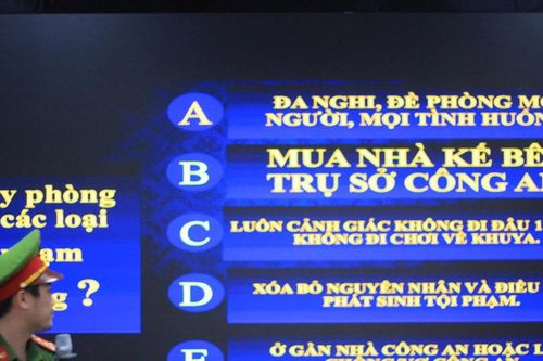 Công an vào trường cảnh báo chiêu thức lừa mới, chỉ sinh viên cách tự bảo vệ