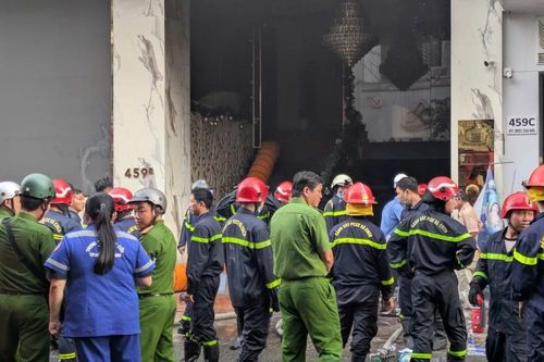 Cháy thẩm mỹ viện 6 tầng ở TPHCM, 20 người thoát nạn
