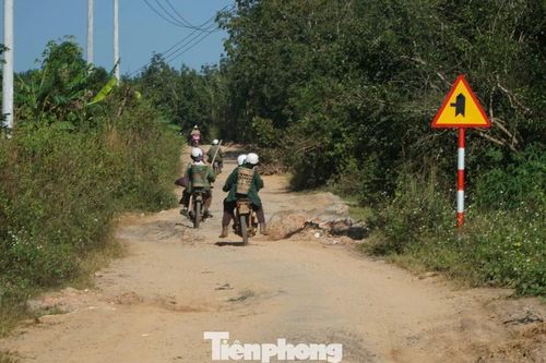 Đường 20 tỷ đồng mới xong đã nát, dân oằn mình vượt ổ voi ổ gà