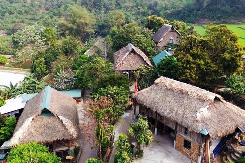 Ngắm những nếp nhà sàn nguyên sơ của người Mường ở làng du lịch