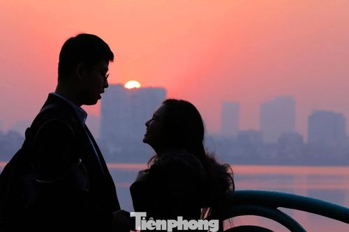 Người dân đổ về Hồ Tây săn khoảnh khắc hoàng hôn đẹp nhất năm