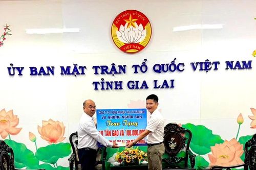 Doanh nghiệp, nhà hảo tâm trao hơn 450 triệu đồng cho bà con vùng lũ