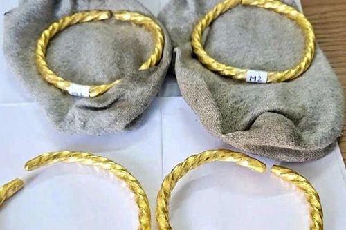 Người phụ nữ cất giấu vàng trong tất để đưa về Việt Nam