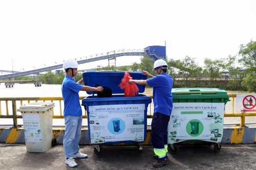 Tuổi trẻ NMNĐ Sông Hậu 1 ra quân vệ sinh khuôn viên chào mừng hoàn thành trung tu Tổ máy S1, S2 năm 2025