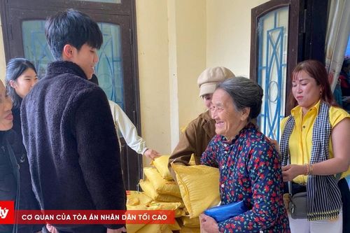 Trao yêu thương đến với bà con vùng lũ miền Trung