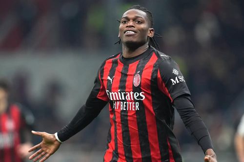 Rafael Leao giúp Milan giành ngôi đầu Serie A
