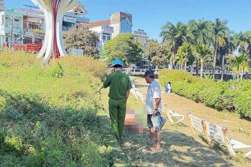 Người đàn ông tử vong bất thường bên bờ hồ, nằm nghiêng trên xe đạp