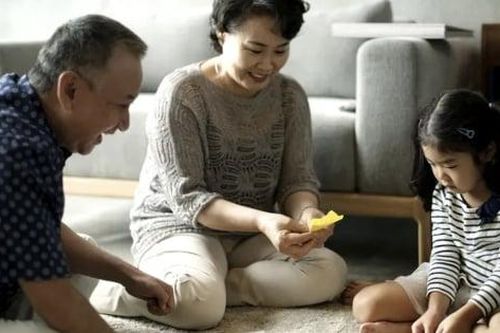 Ông bà chăm cháu là quý nhưng có 3 thời điểm nhất định phải biết rút lui