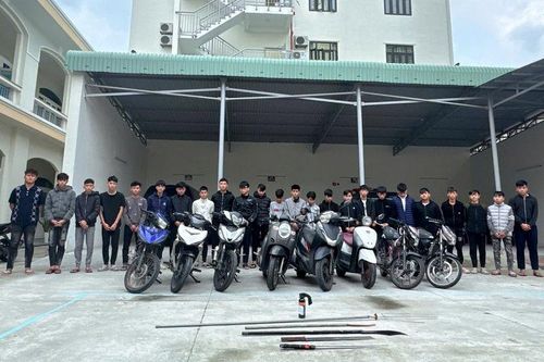 Khởi tố 9 bị can mang hung khí đi gây rối