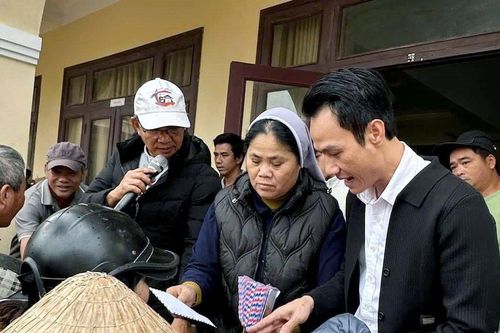 Trao 3 tấn nhu yếu phẩm và 330 triệu đồng hỗ trợ người dân vùng lũ An Thạch (Phú Yên)