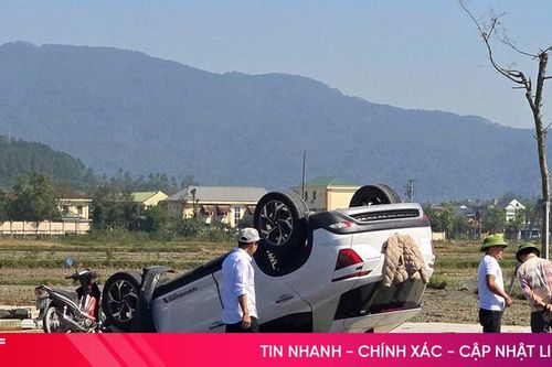 Xế hộp 'phơi bụng' sau va chạm với xe tải