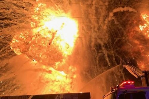 Australia: Nổ lớn tại nhà máy xử lý chất thải, cầu lửa bốc cao 15m