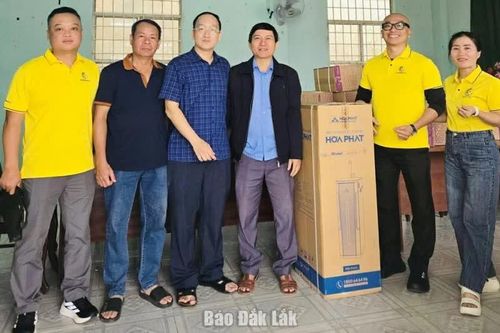 Hiệp hội Doanh nhân Đắk Lắk trao thiết bị học tập hỗ trợ các trường vùng lũ