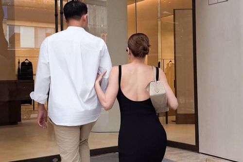Hồ Ngọc Hà khoác tay người đàn ông lạ, để lộ chi tiết gây chú ý
