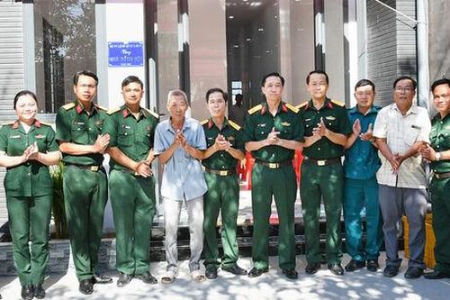 Bàn giao nhà đồng đội nhân kỷ niệm 80 năm ngày truyền thống lực lượng vũ trang Quân khu